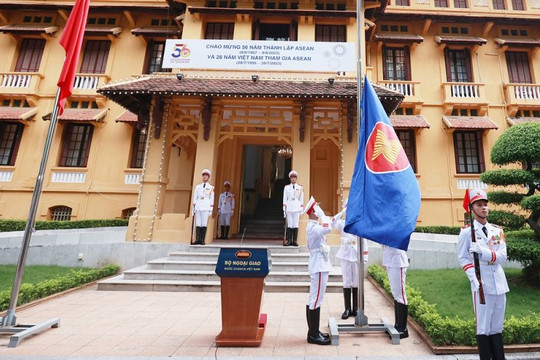Lễ thượng cờ kỷ niệm 56 năm Ngày thành lập ASEAN tại Hà Nội