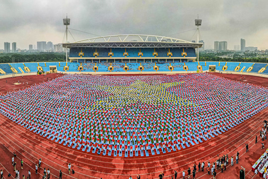 5.000 người đồng diễn yoga, xếp hình lá cờ Tổ Quốc xác lập kỷ lục Việt Nam