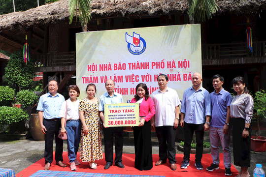 Hội Nhà báo Hà Nội trao tặng kinh phí xây dựng nhà “Đại Đoàn Kết” tại tỉnh Hòa Bình