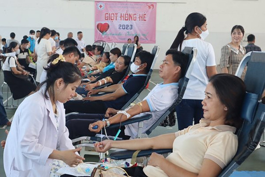 Lan tỏa “Những giọt hồng hè”, hàng trăm người tình nguyện hiến máu
