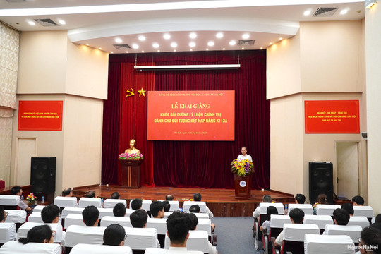 Trường Đại học Sư phạm Hà Nội tổ chức bồi dưỡng lý luận chính trị cho 100 em học sinh