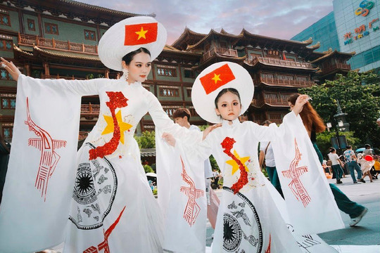 Mẫu nhí Nhật Ánh và NTK Thạc Linh quảng bá hình ảnh Việt Nam qua áo dài truyền thống