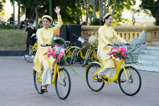 Đạp xe kết nối di sản: tôn vinh giá trị di sản văn hóa Thủ đô và nét đẹp áo dài truyền thống