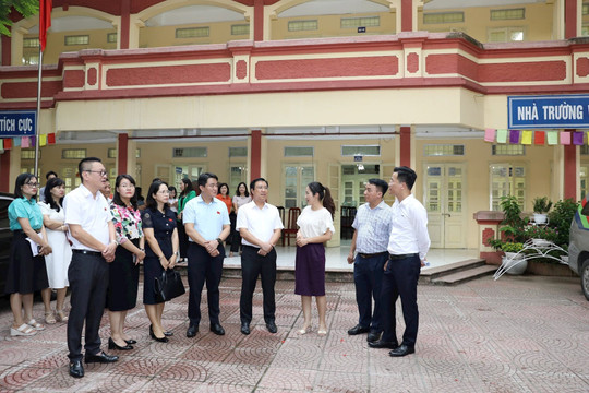 Thường trực HĐND Thành phố khảo sát công tác tuyển sinh, xây dựng trường học tại quận Ba Đình