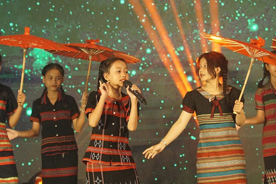 Biểu diễn múa hát, tham gia trò chơi giao lưu văn hóa thiếu nhi các dân tộc khu vực miền Trung