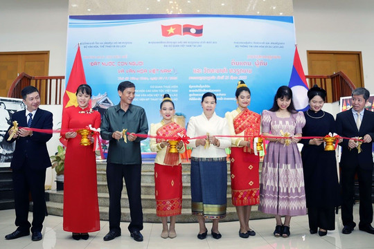 Triển lãm chuyên đề “Đất nước, con người và văn hóa Việt Nam” tại Lào