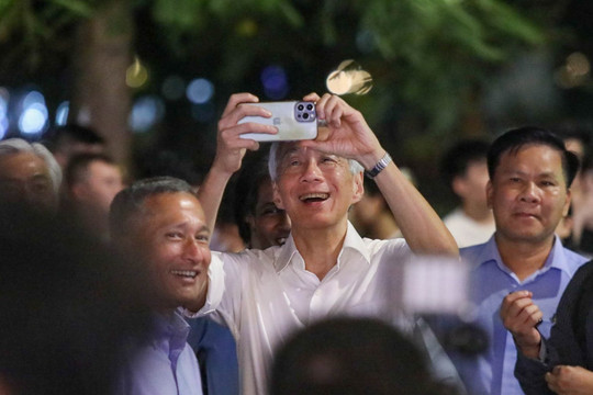 Thủ tướng Singapore dạo phố đi bộ hồ Hoàn Kiếm, thưởng thức ẩm thực Hà Nội