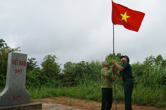 Trao “Móc khóa đường dây nóng”, hàng trăm lá cờ Tổ quốc cho người dân vùng biên Quảng Trị
