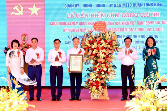Lãnh đạo Hà Nội dự lễ gắn biển nhiều công trình văn hóa, giáo dục tại quận Long Biên