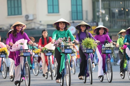 Hàng trăm người mặc áo dài, đạp xe diễu hành qua các di sản Hà Nội
