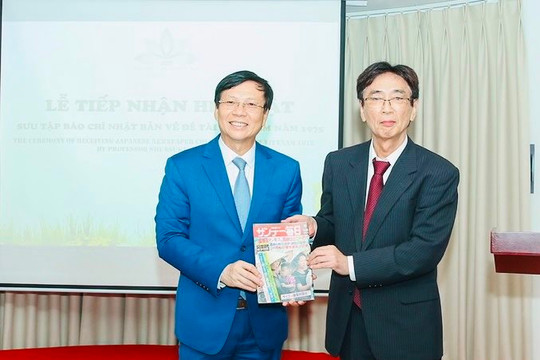 Bảo tàng Báo chí Việt Nam tiếp nhận hiện vật quý từ Giáo sư người Nhật trao tặng