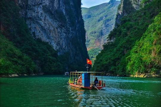 Dừng tàu du lịch trên sông Nho Quế - Hà Giang