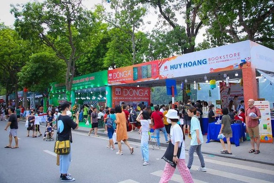 Hội sách Hà Nội lần thứ VIII, năm 2023 được tổ chức tại phố đi bộ hồ Hoàn Kiếm