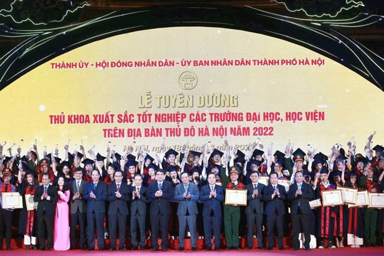 Hà Nội tuyên dương 96 Thủ khoa xuất sắc năm 2023 tại Văn Miếu - Quốc Tử Giám