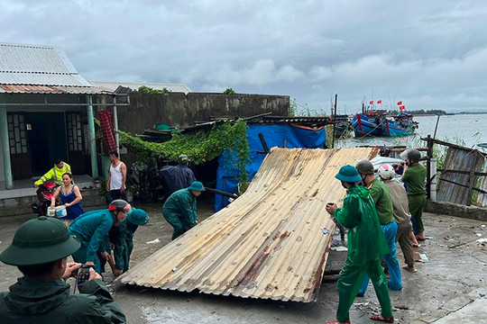 Lực lượng chức năng tỉnh Thừa Thiên – Huế hỗ trợ, giúp người dân di dời và khắc phục hậu quả do lốc xoáy gây ra 