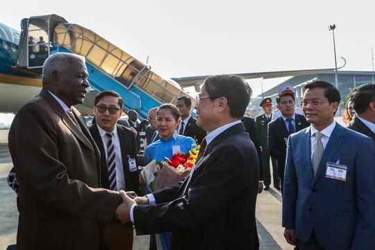 Chủ tịch Cu Ba đến Hà Nội, bắt đầu chuyến thăm Việt Nam