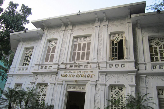 Nhà số 16 phố Lê Thái Tổ nơi diễn ra cuộc biểu tình ủng hộ phong trào Đông Dương đại hội, là trụ sở đầu tiên của Quốc hội khoá I nước Việt Nam dân chủ cộng hoà (quận Hoàn Kiếm)
