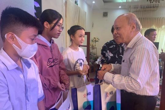“Thắp sáng những ước mơ” tặng 100 xuất học bổng cho trẻ em nghèo tại Quảng Trị