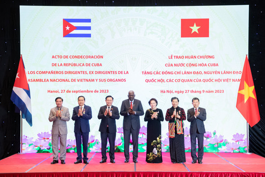 Chủ tịch Quốc hội Vương Đình Huệ nhận Huân chương cao quý của Đảng, Nhà nước Cuba