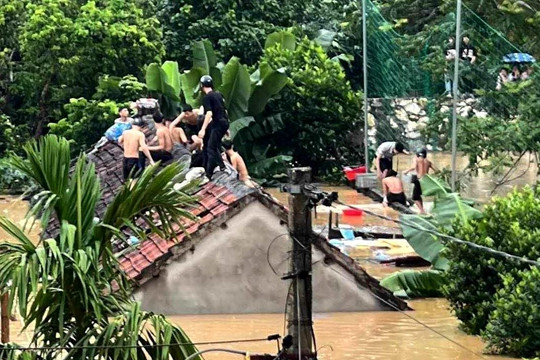  Nghệ An: Gần 1.200 ngôi nhà bị ngập lụt, học sinh phải leo lên mái nhà để tránh lũ
