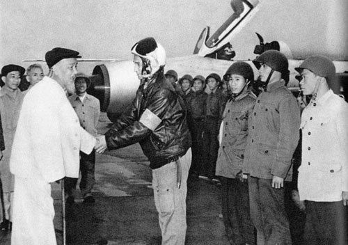 Bác Hồ về thăm Đoàn không quân Sao Đỏ ngày 9/2/1967 (huyện Sóc Sơn)