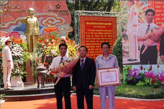 Di tích lưu niệm Bác Hồ thăm Nhà máy Bóng đèn Phích nước Rạng Đông (quận Thanh Xuân)