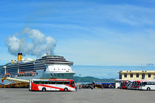 Nhiều tàu biển hạng sang cỡ lớn cập cảng Chân Mây, đưa khách du lịch đến Cố đô Huế