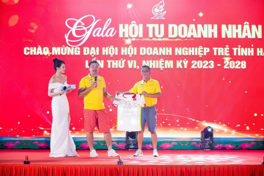 Doanh nhân trúng đấu giá 160 triệu đồng áo đấu của Đội tuyển Việt Nam