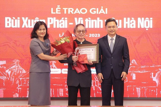 Đạo diễn Đặng Nhật Minh được trao Giải Bùi Xuân Phái - Vì tình yêu Hà Nội