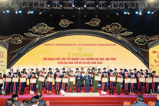 Hà Nội tuyên dương các Thủ khoa xuất sắc năm 2023 tại Văn Miếu - Quốc Tử Giám