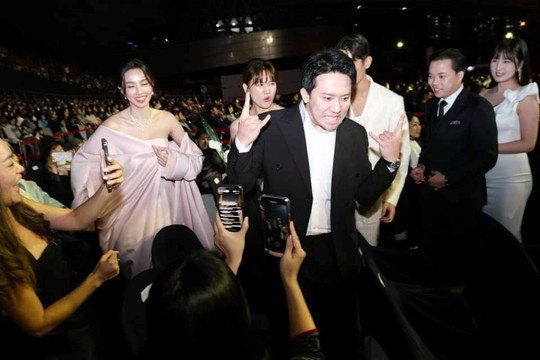Hoa hậu Thuỳ Tiên, Trấn Thành, Hari Won vui mừng nhận giải quốc tế ở Hàn Quốc