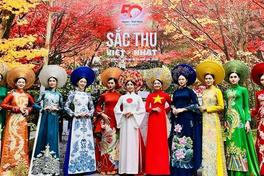Giao lưu áo dài và kimono tại "Sắc Thu Việt-Nhật"