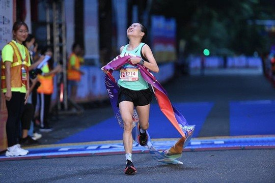 VĐV Lê Thị Tuyết đánh bại đối thủ châu Phi ở giải Marathon Di sản Hà Nội 2023