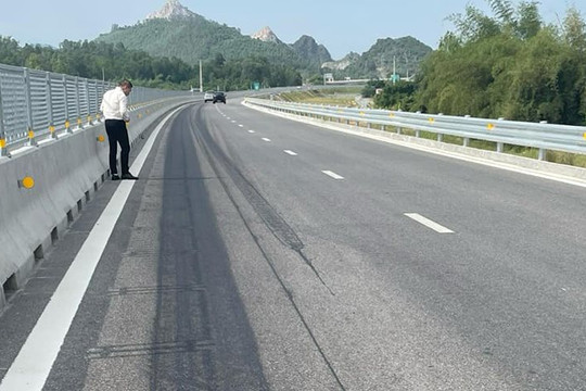 Cao tốc Nghi Sơn - Diễn Châu nghi bị đổ hóa chất phá hoại mặt đường