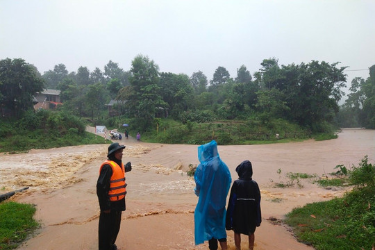 Bão số 5 cách đất liền Quảng Trị - Quảng Ngãi khoảng 150km, mưa lớn gây ngập nhiều ngầm tràn ở khu vực miền núi