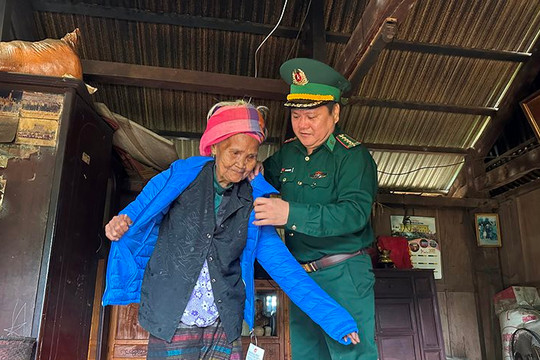 Bộ đội biên phòng tặng áo ấm, chăn cho học sinh và người dân nghèo khu vực biên giới Quảng Trị