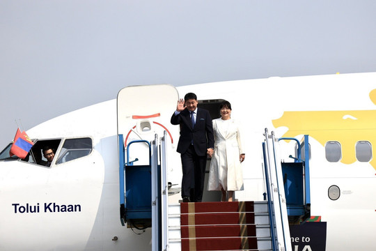Tổng thống Mông Cổ đến Hà Nội, bắt đầu chuyến thăm Việt Nam