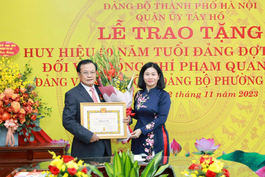 Trao Huy hiệu 50 năm tuổi Đảng cho đồng chí Nguyên Bí thư Thành ủy Hà Nội Phạm Quang Nghị