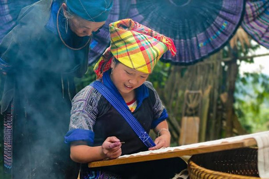 Nghệ thuật dùng sáp ong tạo hoa văn trên vải của người Mông tỉnh Yên Bái là Di sản văn hóa phi vật thể quốc gia