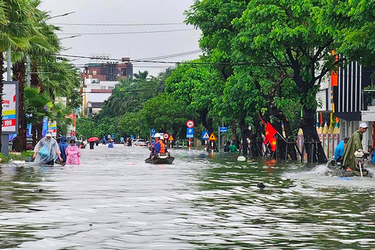 Người dân ở thành phố Huế chạy lũ xuyên đêm do mưa lớn kéo dài