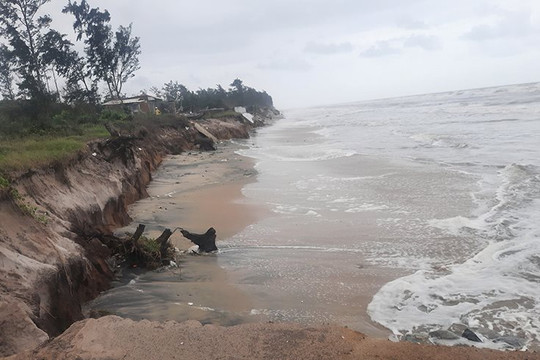 Bờ biển Thừa Thiên – Huế bị xâm thực khoảng 4km do mưa lũ