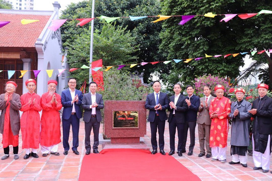 Gắn biển 2 công trình chào mừng kỷ niệm 20 năm Ngày thành lập quận Hoàng Mai
