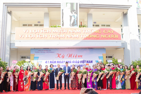 Trường Tiểu học Tiền Phong A (huyện Mê Linh) kỷ niệm 41 năm Ngày Nhà giáo Việt Nam