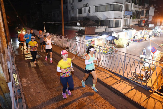 11.000 vận động viên tham gia tranh tài tại VNExpress marathon Hanoi midnight 2023 IONIQ5 Cup 