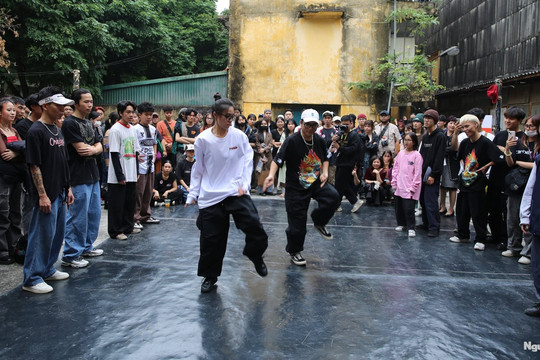Nhảy hip hop đường phố “bùng nổ” tại ngày hội thiết kế sáng tạo Hà Nội