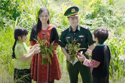 Thu Quỳnh, Việt Anh nhận Bằng khen của Bộ Quốc phòng với bộ phim "Cuộc chiến không giới tuyến"
