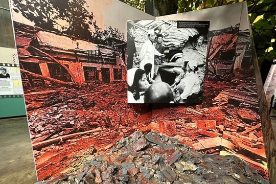 Trưng bày chuyên đề "Thang âm cuộc chiến" kỷ niệm 51 năm chiến thắng Điện Biên Phủ trên không
