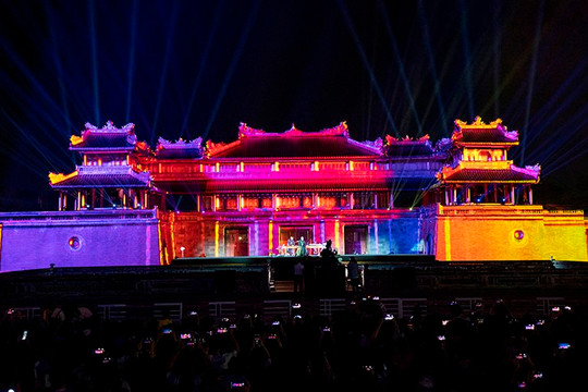 Ngọ Môn lung linh sắc màu với ánh sáng nghệ thuật trong “Huế by light - The live show”