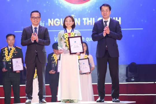 Tuyển thủ điền kinh Nguyễn Thị Oanh nhận giải thưởng Thanh niên sống đẹp năm 2023