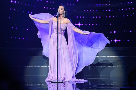 Katy Perry trình diễn 3 bản hit 3,9 tỷ view ở nhà hát Hồ Gươm, Hà Nội